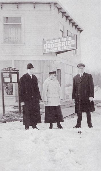 Hulton Cecil Dempster, Margaret Hulton, Tom Hulton c.1916 Hulton Br.jpg - L-R: Cecil Dempster Hulton, Margaret Hulton and Tom Hulton c. 1916